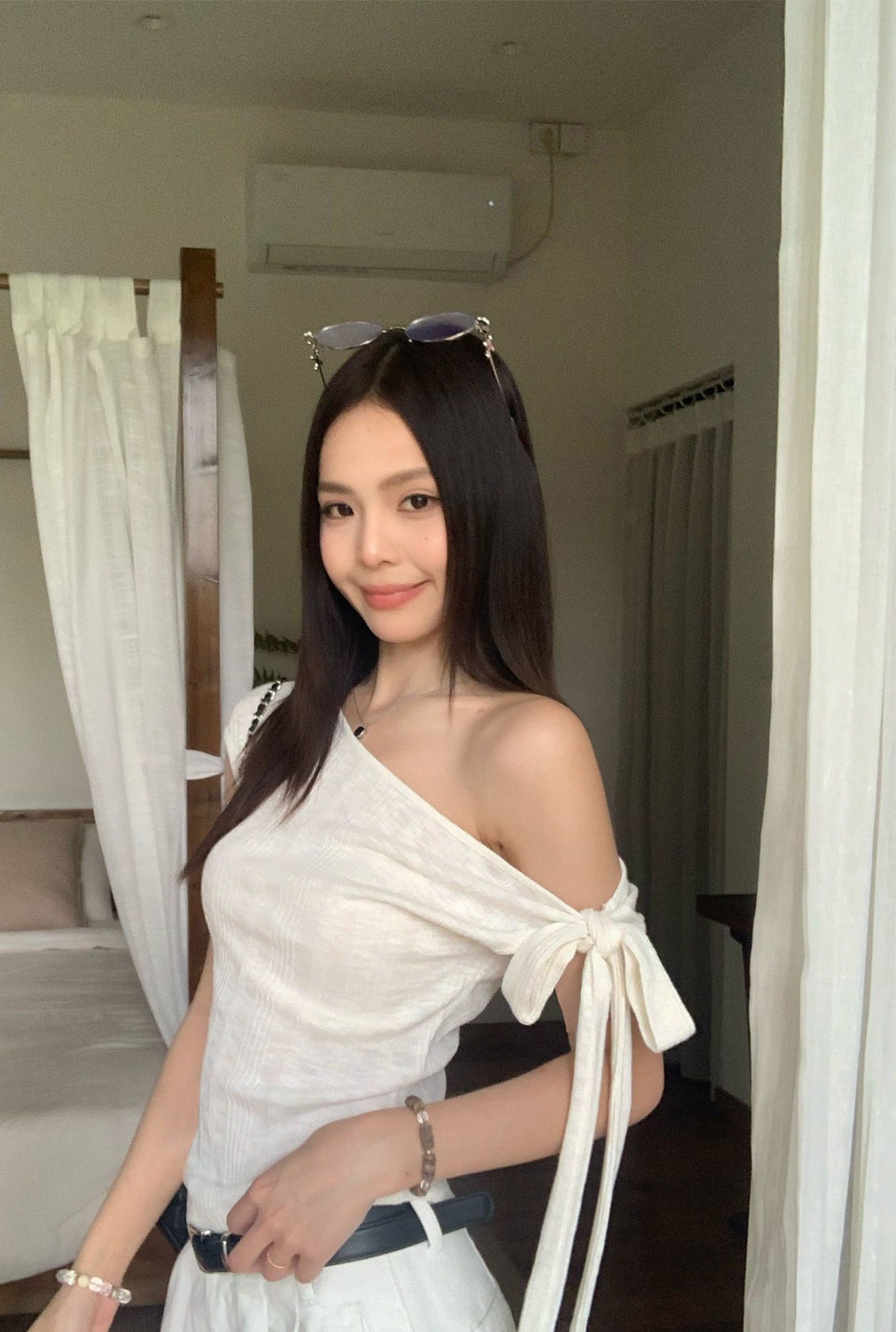 대나무 마디 면 화이트 불규칙 비스듬한 어깨 반팔 티셔츠 여성 여름 새로운 몸매 가꾸기 슬림해 보이는 디자인 센스 오프숄더 맨위