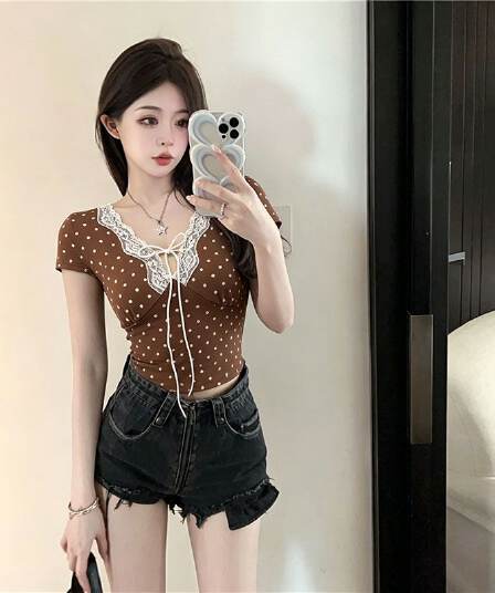 섹시함 도트 무늬 패치워크 레이스 V넥 반팔 티셔츠 여성 새로운 핫걸 레이스업 몸매 가꾸기 슬림해 보이는 반팔 맨위