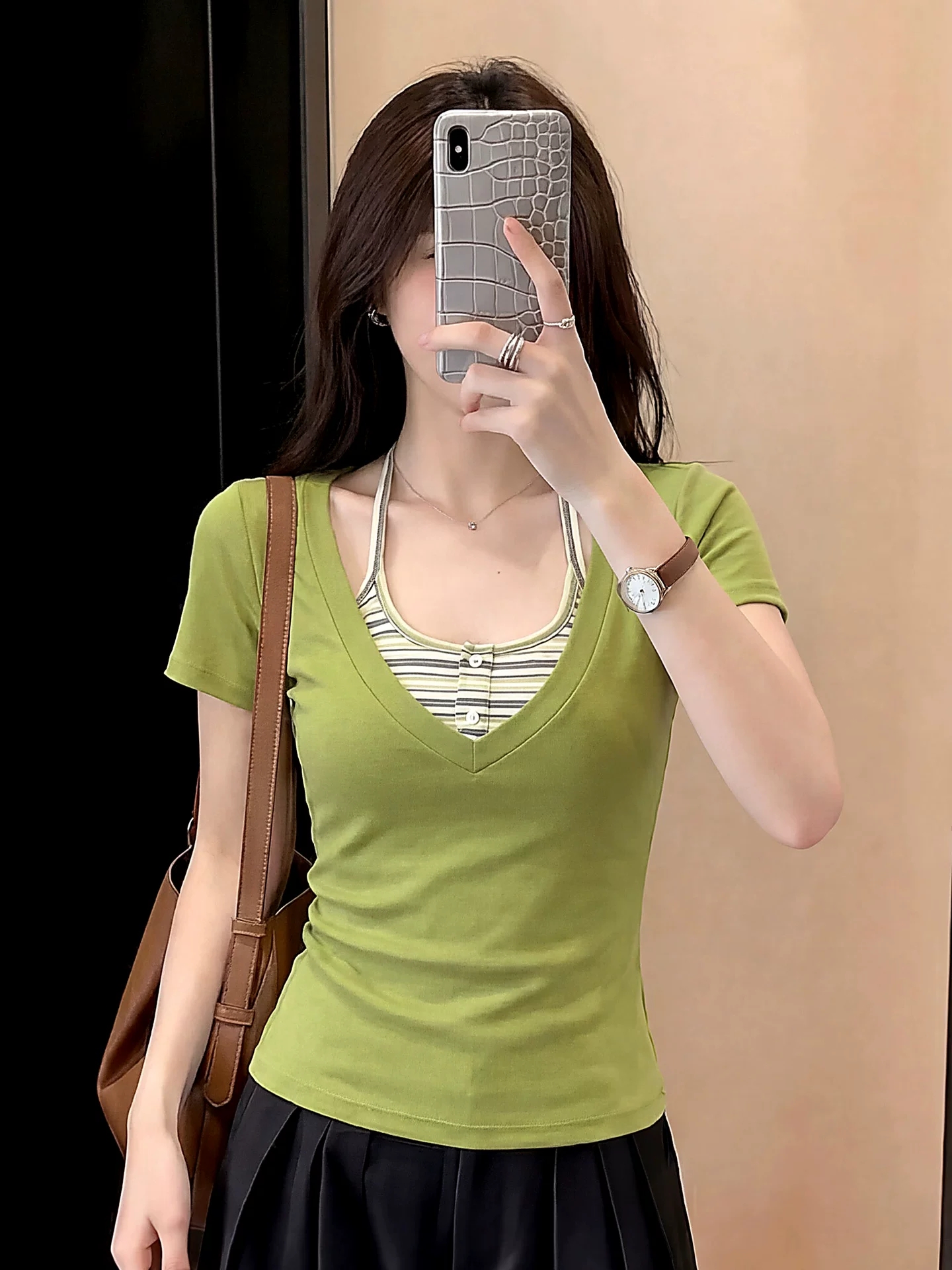 도파민 녹색 V넥 반팔 티셔츠 여성 여름 새로운 스트라이프 행침 목 슬립 몸매 가꾸기 슬림해 보이는 투피스 세트 맨위