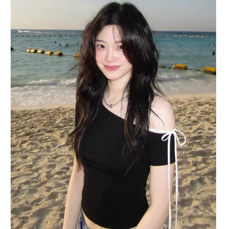 아메리칸 핫걸 비스듬한 어깨 반팔 여성 여름 착용 가져 가라. 스트랩 디자인 센스 티셔츠 몸매 가꾸기 슬림해 보이는 오프숄더 쇼트 스타일 맨위