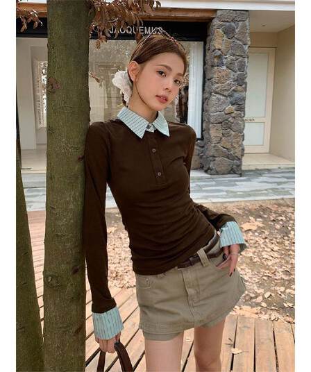 커피 색상 페이크 레이어드 스트라이프 POLO 칼라 긍정적 인 어깨 긴팔 티셔츠 여성 봄 가을 핫걸 몸매 가꾸기 맨위