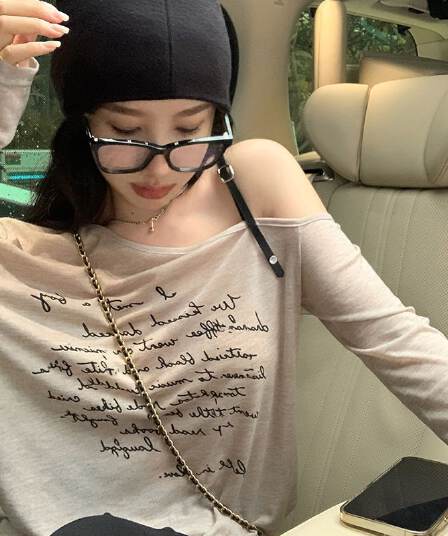 오프숄더 슬립 긴팔 티셔츠 여성 여름 얇은 스타일 알파벳 루즈핏 자외선 차단 블라우스 만나는 작은 셔츠 맨위