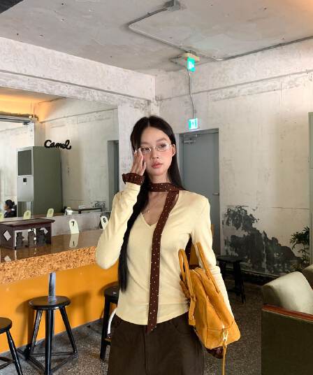 디자인 센스 긴팔 황색 티셔츠 고유 한 다용도 패치워크 핫걸 몸매 가꾸기 슬림해 보이는 맨위 여성
