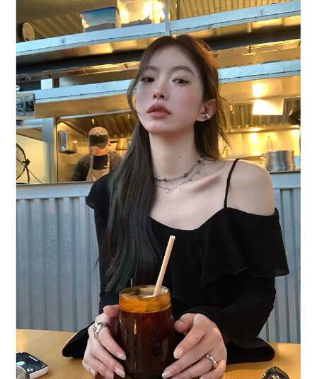 디자인 센스 프릴 오프숄더 티셔츠 여성 이른 가을 새로운 한 부서 몸매 가꾸기 슬림해 보이는 맨위
