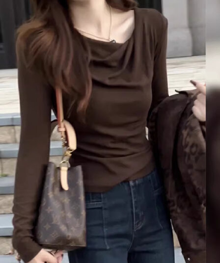 커피 색상 흔들다 칼라 긴팔 티셔츠 여성 2026 새로운 고급 센스 몸매 가꾸기 슈퍼 잘 생긴 아름다운 인사이드 가져 가라. 기본 셔츠 맨위