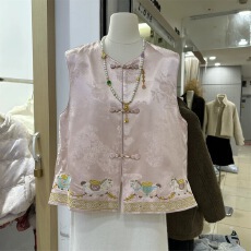 批发国风刺绣<b class='q'>马甲</b>女缎面坎肩背心2026春季新款新中式盘扣提花<b class='q'>马夹</b>上衣