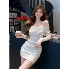 批发2025新款今年流行一字肩烫钻长袖连衣裙女秋冬收腰显瘦<b class='q'>包臀</b>短裙子