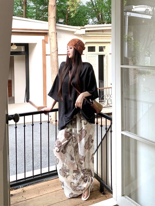 실사 정가 2026 새로운 새틴 품격 느슨함 센스 여름 섹션 티셔츠 여성 레트로 프린트 디자인 센스 긴 바지