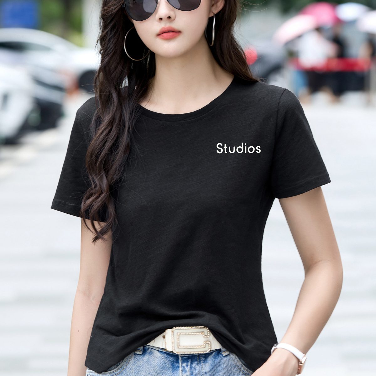 2026 여름 새로운 여성 의류 순면 슬림해 보이는 반팔 티셔츠 여성 미니멀리즘 여성 기본 셔츠 긍정적 인 어깨 반소매 맨위