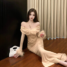 批发实拍纯欲性感一字肩蕾丝拼接毛毛长袖设计感气质收腰鱼尾连衣裙