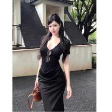 黑色V领褶皱设计感收腰短袖连衣裙女夏季韩系气质修身包臀长裙子