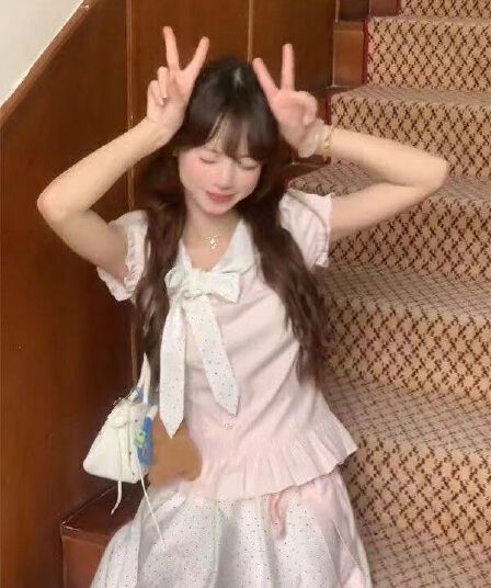 오후 달콤한 차 프랑스식 귀여운 달콤한 자매 페이크 레이어드 핑크색 셔츠 맨위 여성 코디 도트 무늬 꽃밭 반신 스커트