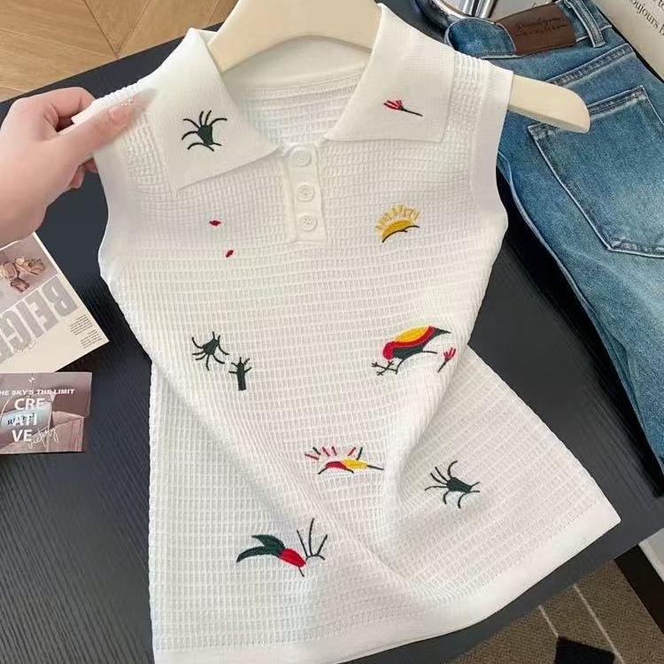 FA36663# 高级感趣味刺绣白色坎肩针织背心女夏季polo领上衣 服裝批發女裝批發服飾貨源