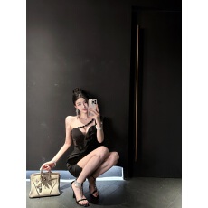 批发LOCK KK高级感黑色宝石串珠 斜肩荷叶边拼接透视包臀<b class='q'>连衣裙</b>短裙