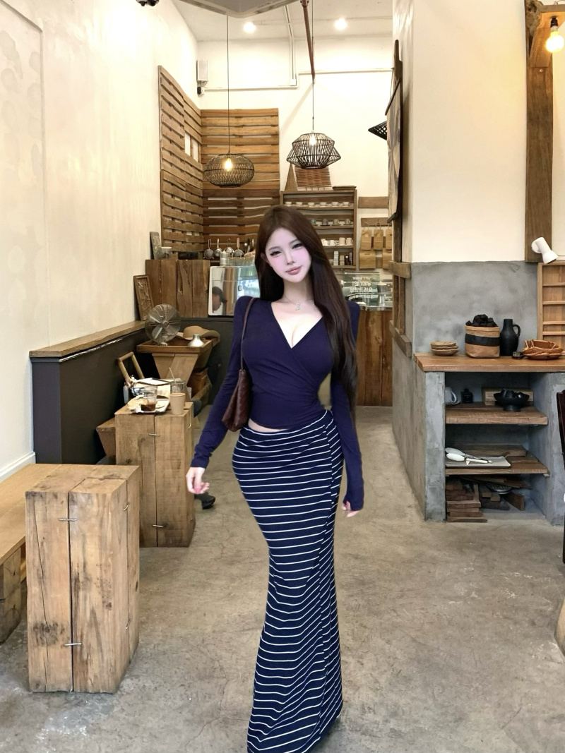 实拍 辣妹交叉v领绑带修身长袖T恤女条纹包臀半身裙气质两件套