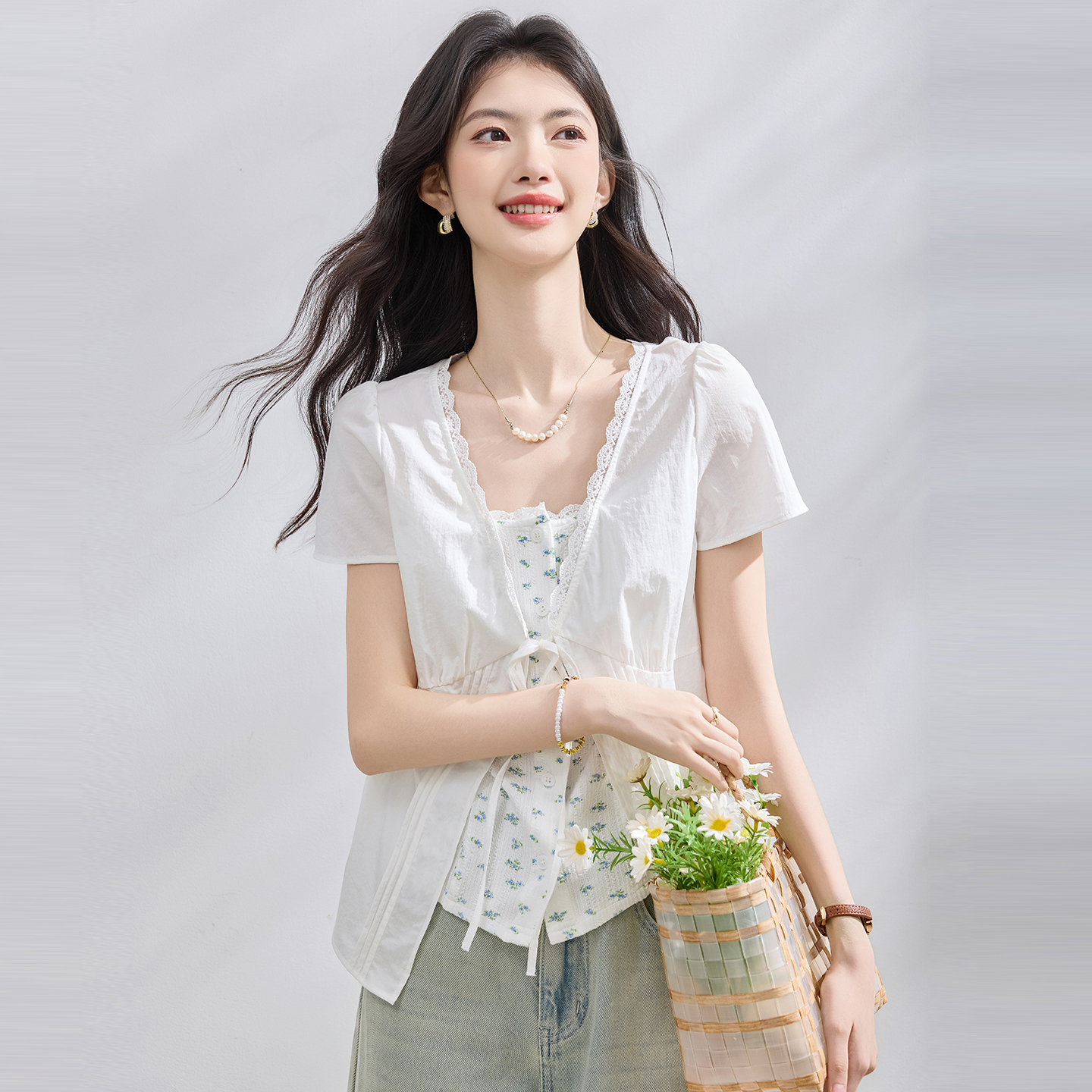 재고 있음 실사 프랑스식 레이스 스트랩 페이크 레이어드 허리 수축 슬림해 보이는 작은 셔츠 여름 새로운 달콤함 여성 셔츠