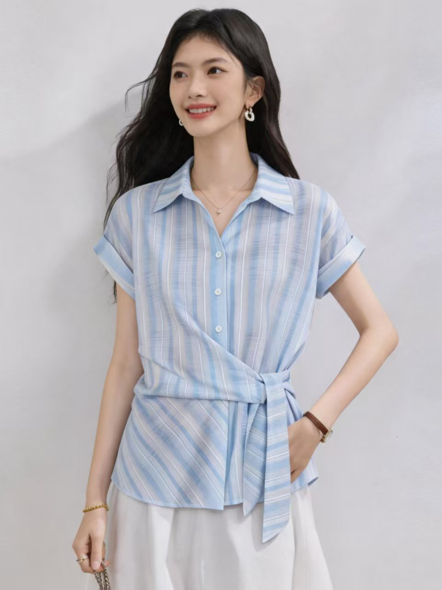 2026 여름 새로운 프랑스식 레트로 여성 셔츠 여름 폴로 칼라 레이스업 세로 줄무늬 심지어 소매 루즈핏 슬림해 보이는 맨위