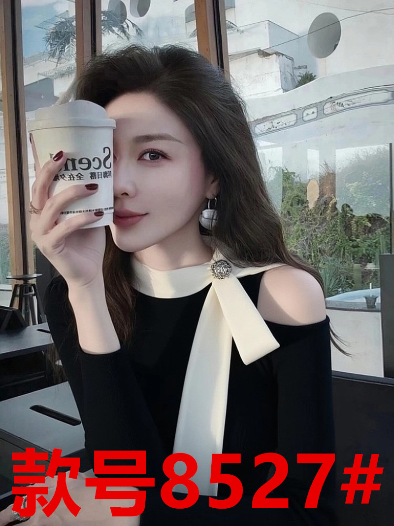 검정색 오프숄더 니트 스웨터 2025 가을 새로운 품격 명문 여성 그레이트 과소 평가 요리 한 스트랩 몸매 가꾸기 만나는 맨위