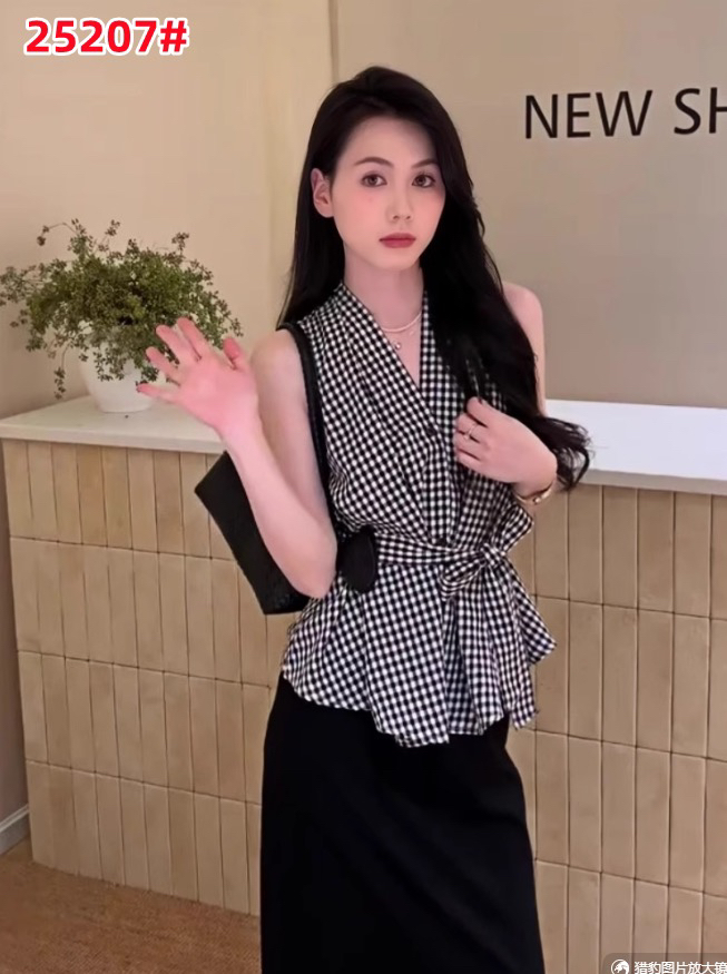 레트로 스타일 V넥 체크무늬 스트랩 허리 수축 민소매 여성 셔츠 2026 여름 새로운 패션 외국 가스 슬림해 보이는 맨위