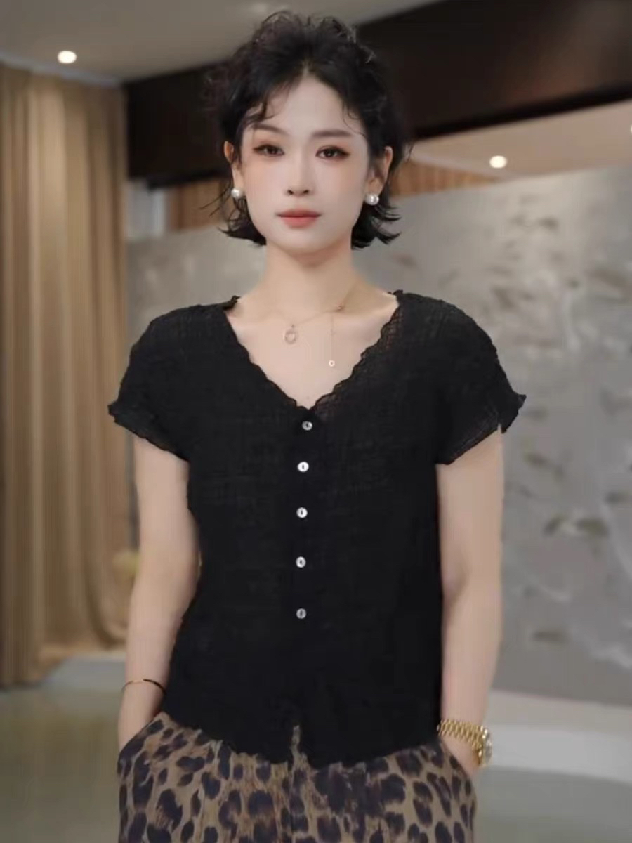 쌀 쌀 새 상점 여름 새로운 미니멀리즘 오래된 돈 바람 버블 질감 V넥 단추 반팔 티셔츠 2602-30