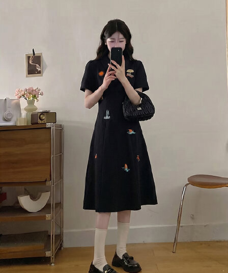 실사 빅 사이즈 여성 의류 2026 여름 새로운 한 부서 세련된 품격 슬림해 보이는 POLO 칼라 캐주얼 자수 드레스