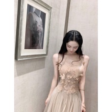 批发Hotdog 热狗很辣 【恬恬玉软】法式立体花朵蕾丝拼接吊带<b class='q'>连衣裙</b>女