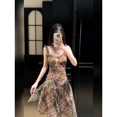 批发古早露背格纹吊带<b class='q'>连衣裙</b>女夏季不规则海边度假性感辣妹修身长裙子