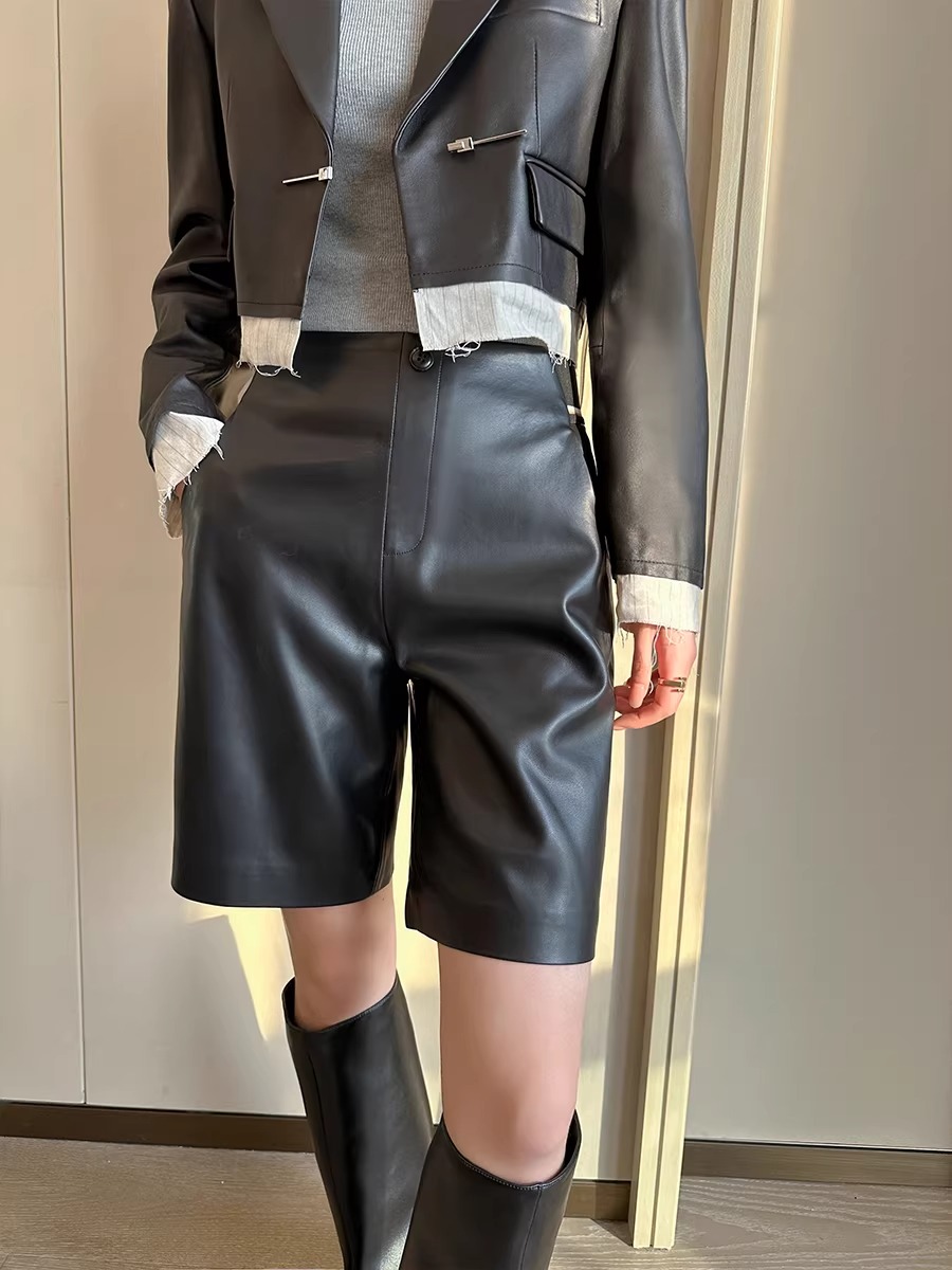 검정색 PU 가죽 5 점 캐주얼 바지 여성 가을 2025 새로운 품격 다용도 넓은 다리 슬림해 보이는 반바지