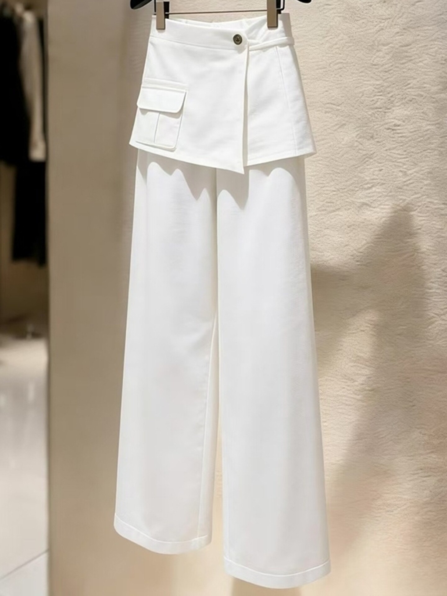 2026 새로운 배 모양 몸 스트레이트 팬츠 패션 외국 가스 빛 럭셔리 고급 센스 화이트 방귀 커튼 캐주얼 바지 여성 봄