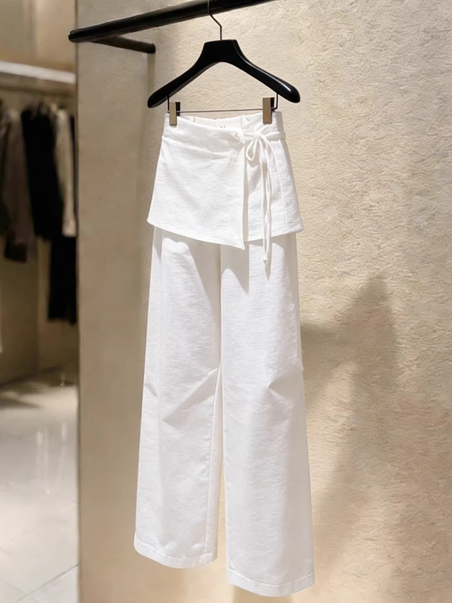 유럽 상품 2026 새로운 패션 다용도 슬림해 보이는 와이드 레그 팬츠 루즈핏 bf 느긋한 바람 화이트 방귀 커튼 캐주얼 바지 여성 봄