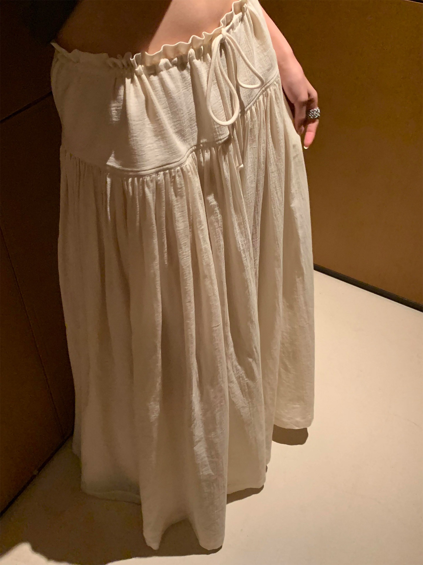 베이지 색 펌프 로프 주름 와이드 레그 팬츠 치마 여성 2026 봄 여름 새로운 빅 사이즈 루즈핏 도루 가을 센스 캐주얼 바지 치마바지