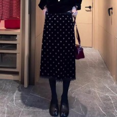 批发时尚法式设计感波点丝绒半身裙2026春季新款洋气<b class='q'>复古</b>百搭中长裙子