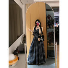 批发夏季格纹挂脖连衣长裙<b class='q'>女</b>设计感小众+针织开衫