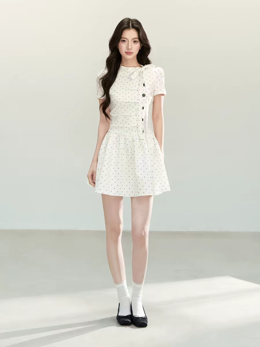 한 부서 디자인 센스 화이트 도트 무늬 드레스 여름 새로운 주름 디자인 센스 학원 스타일 소녀 치마
