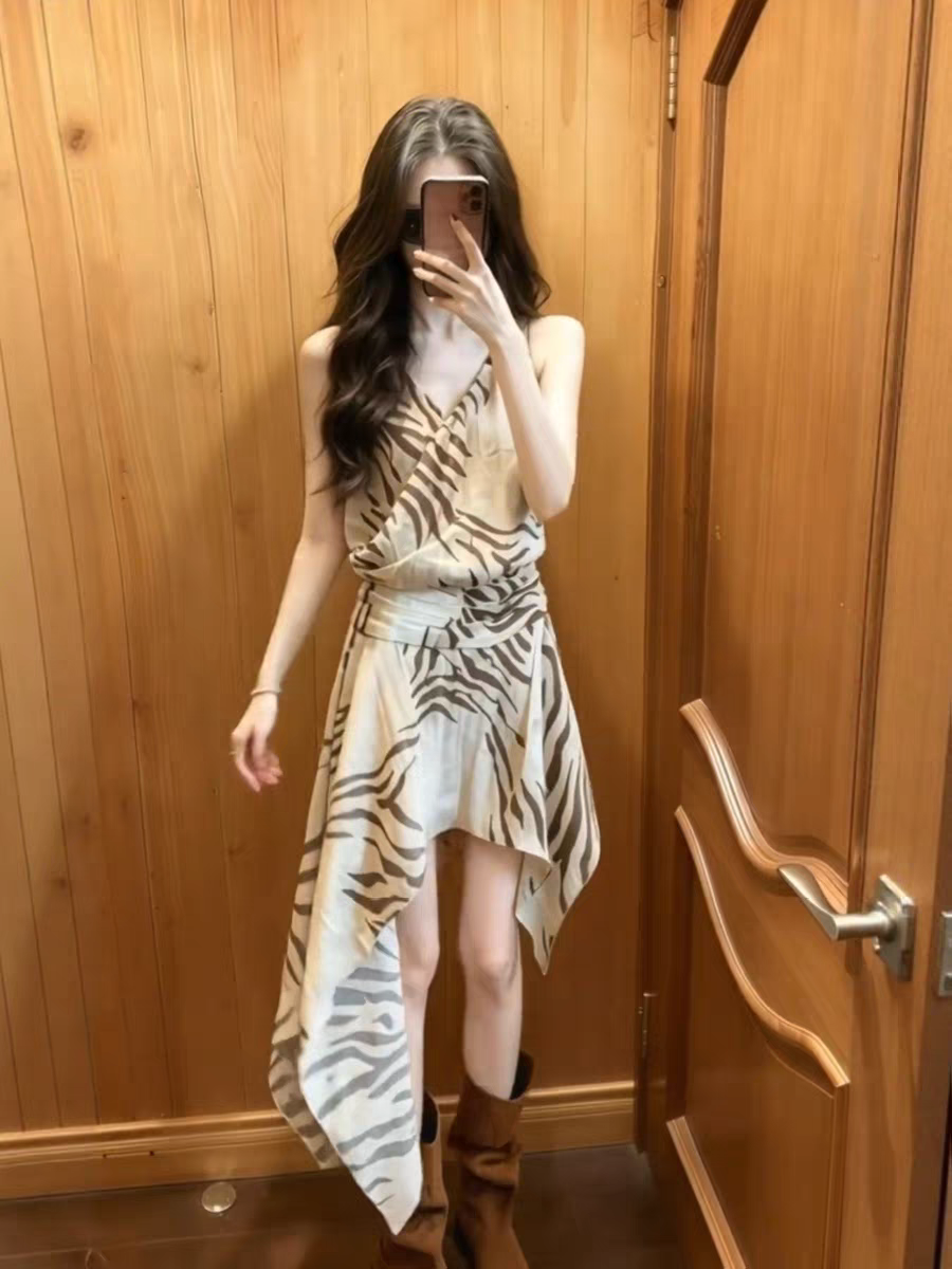 휴일 낭만주의 바람 얼룩말 곡물 V넥 슬립 드레스 2026 새로운 비대칭 디자인 센스 롱 스커트 고급 센스