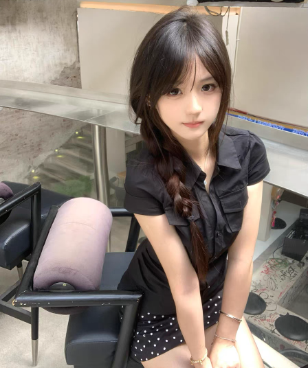 여름 한 부서 출퇴근 순수한 욕망 품격 착용 가져 가라. 검정색 긍정적 인 어깨 반팔 셔츠 슬림해 보이는 도트 무늬 반신 스커트 투피스 세트