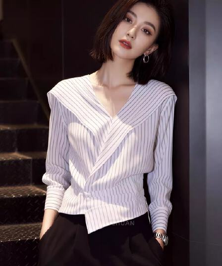 2026 봄 새로운 빛 요리 한 바람 스트라이프 긴팔 여성 셔츠 V넥 허리 수축 세련된 슬림해 보이는 빅 사이즈 인사이드 잡아라. 의류