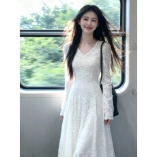 批发过年战袍清冷富家千金巨好看的法式高级感白色v领蕾丝<b class='q'>连衣裙</b>女冬