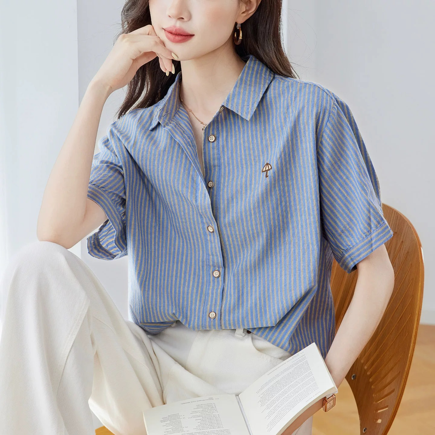 파란색 스트라이프 여성 셔츠 5 점 소매 2026 여름 새로운 문예 레트로 맨위 순면 반팔 자수 셔츠
