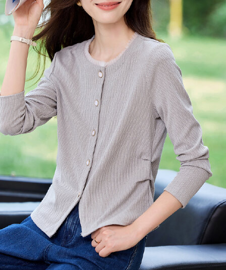 실사 배색 패치워크 레이스 디자인 센스 회색 티셔츠 여성 2026 가을 허리 수축 주름 올해 인기 맨위