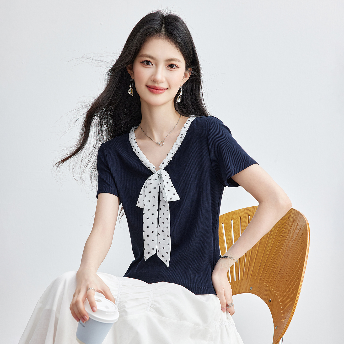 도트 무늬 나비 넥타이 V넥 티셔츠 여성 2026 여름 새로운 패션 캐주얼 긍정적 인 어깨 반팔 맨위