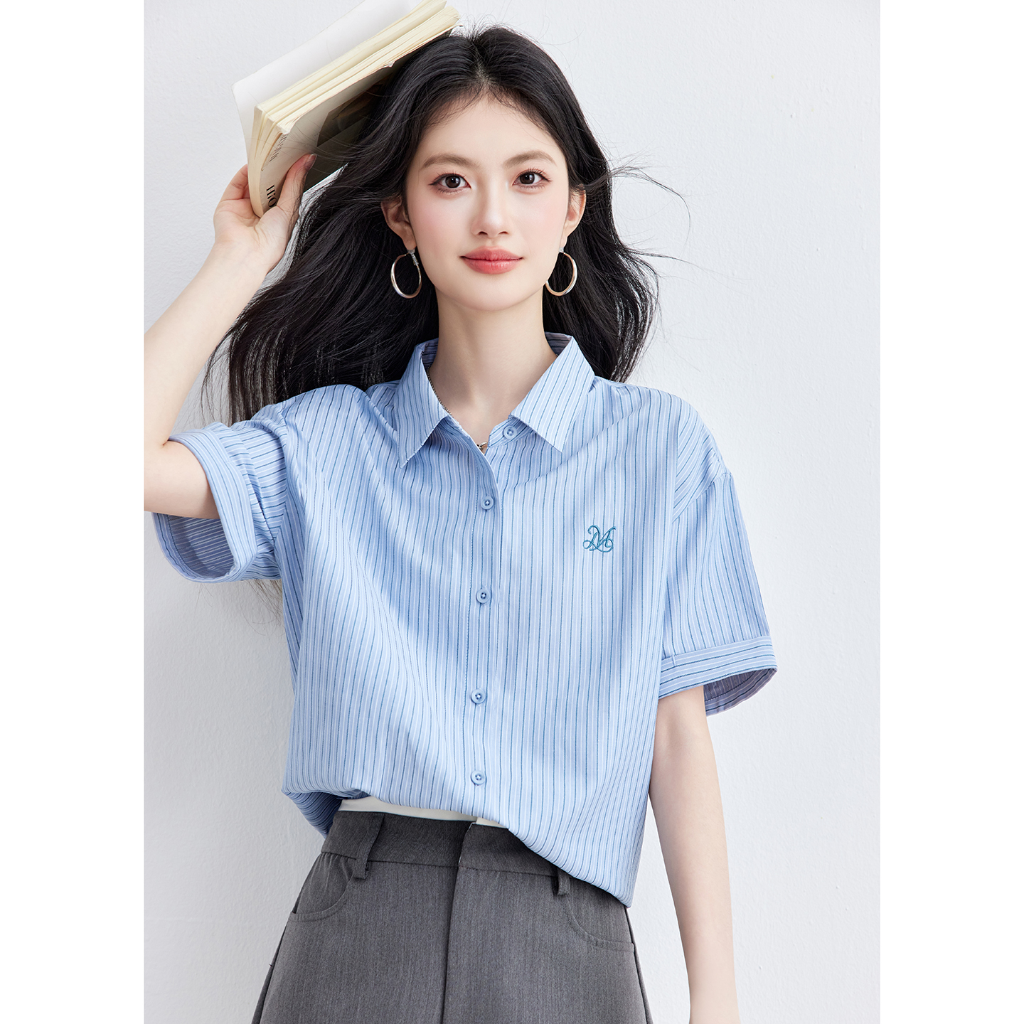 실사 2026 여름 새로운 파란색 스트라이프 반팔 셔츠 자수 루즈핏 폴로 칼라 캐주얼 셔츠 맨위 여성