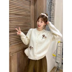 批发休闲软糯<b class='q'>针织</b><b class='q'>开衫</b>女立体花朵配饰<b class='q'>圆领</b>短款显瘦日常穿搭毛衣外套