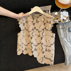 批发实拍<b class='q'>不规则</b>下摆无袖外穿蕾丝马甲背心2026春夏新款钩花镂空上衣女