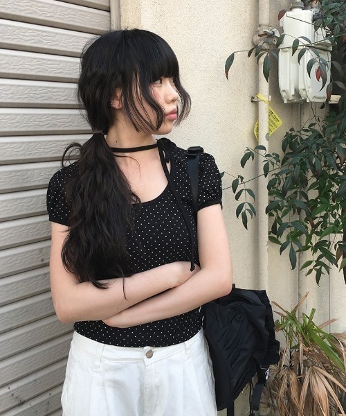한 부서 달콤함 캐주얼 레이스업 라운드 넥 디자인 센스 다용도 도트 프린트 몸매 가꾸기 슬림해 보이는 티셔츠 여성