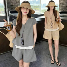 孕妇哺乳拼接假两件V领上衣+短裤两件套夏新款休闲老钱风时尚套装
