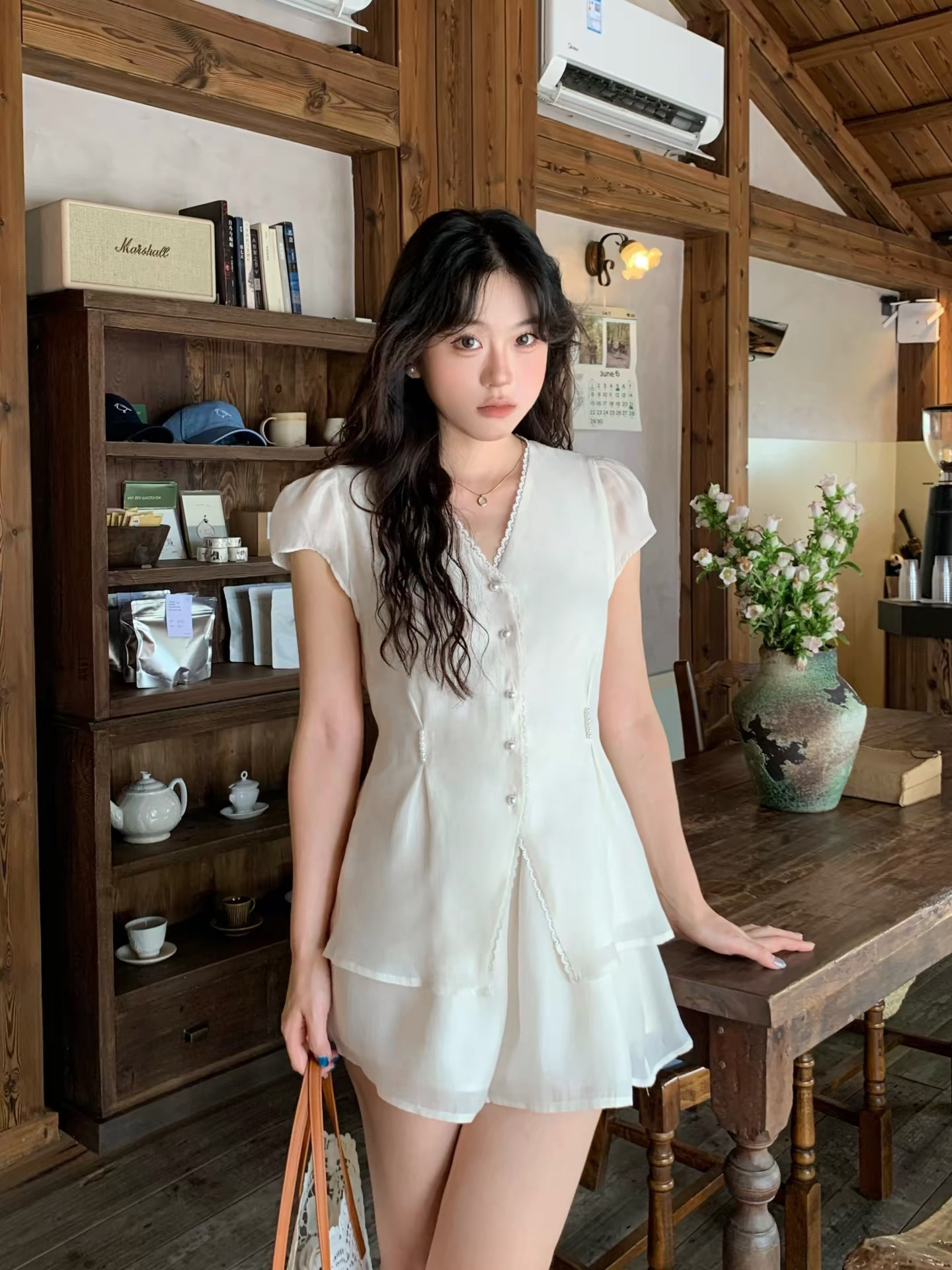 봄 여름 순수한 욕망 프랑스식 레이스 조각 화이트 V넥 진주 허리 수축 셔츠 하이웨이스트 반바지 투피스 슈트 여성