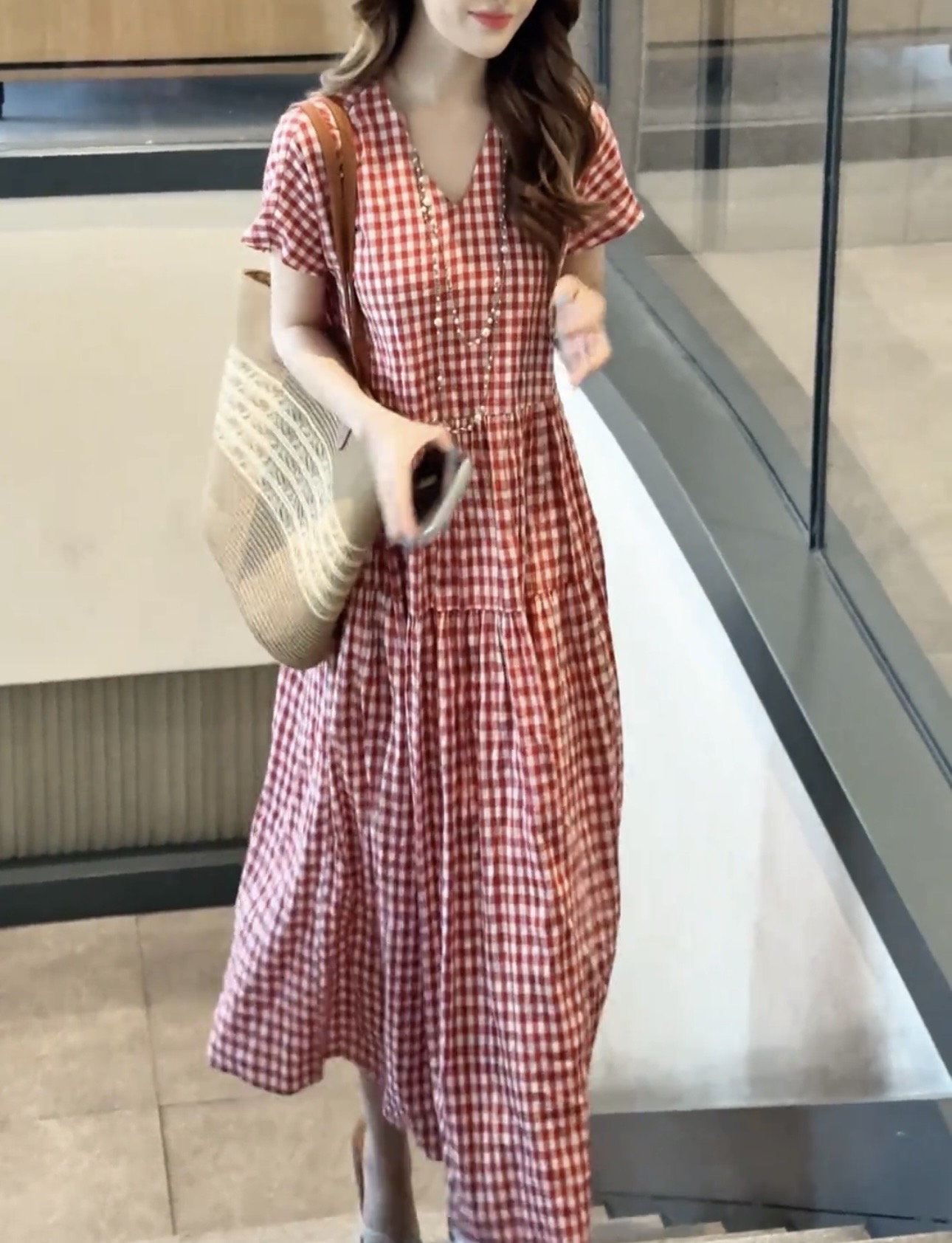 여름 새로운 빨간색과 흰색 체크무늬 V넥 케이크 드레스 루즈핏 큰 진자 슬림해 보이는 연령 감소 휴가 바람 드레스