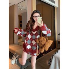 批发红色格纹v领毛衣套装女2025新款秋冬软糯慵懒风针织半身裙两件套