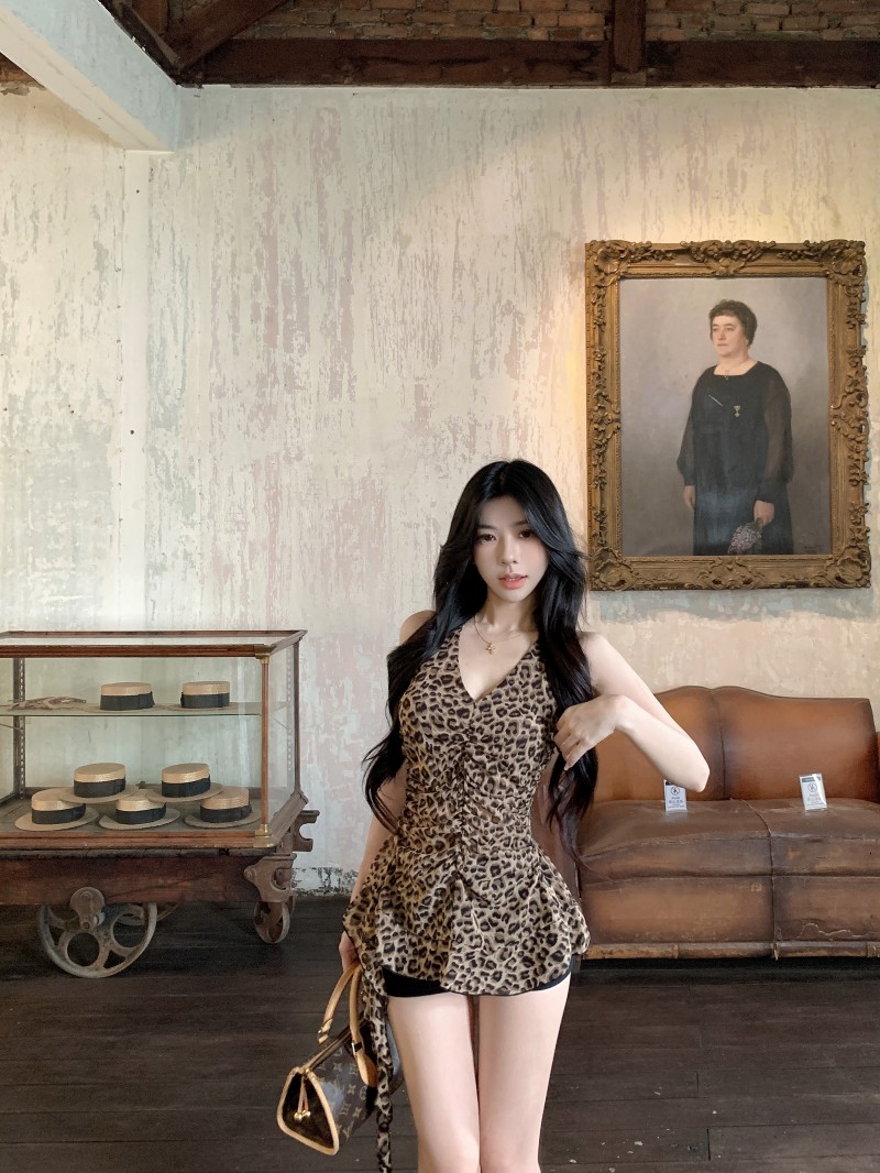 실사 정가 감소되지 않음 아메리칸 레오파드 무늬 V넥 민소매 행침 목 조끼 2026 여름 새로운 핫걸 아름다움 뒤쪽에 의류